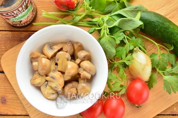 Ingredientes para ensalada magra con champiñones en escabeche (champiñones)