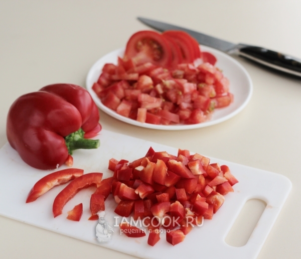 Leikkaa paprikat ja tomaatti