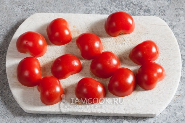 Leikkaa tomaatit