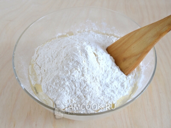 Tambahkan tepung dan tepung