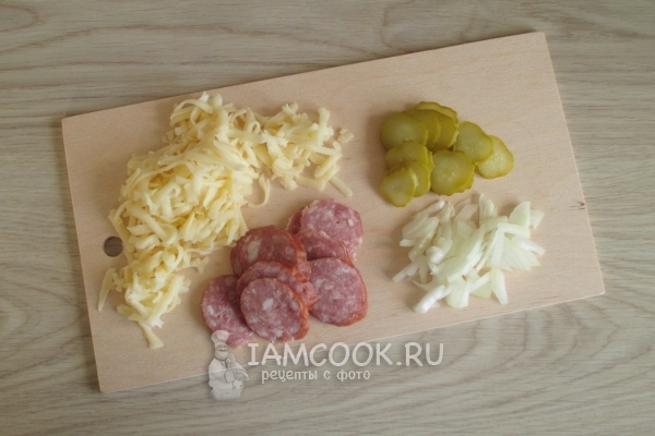 Leikkaa juusto, makkara, kurkku ja sipulit