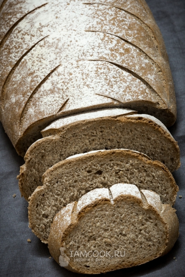Снимка на пшеничен ръжен хляб върху малц