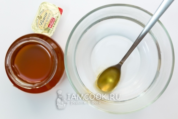 Honig in Wasser einrühren