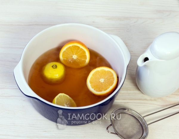 Pon el naranja y el limón en el té