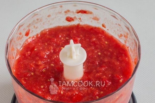 在搅拌机中研磨西红柿