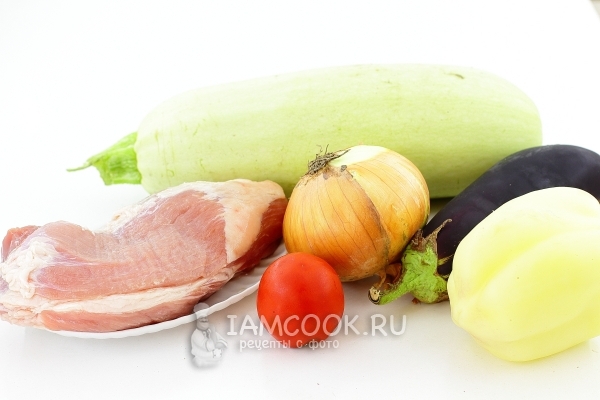מצרכים לסלט ירקות מקישואים עם בשר וחצילים