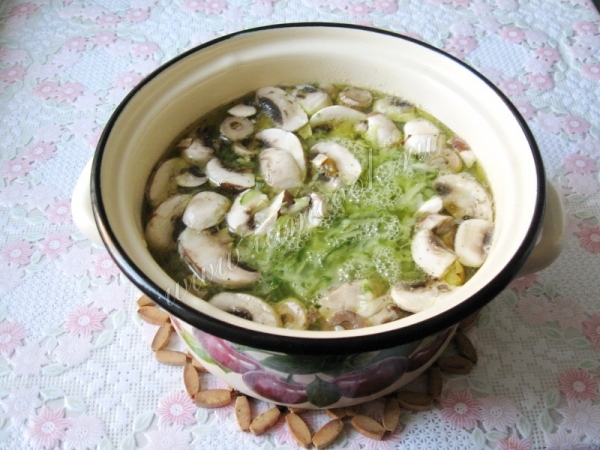 Varim rassolnik dengan champignons