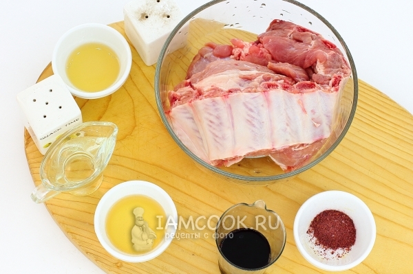 Ingredientes para costillas de cerdo en el horno en la manga
