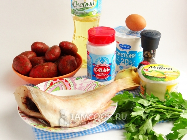 Ingredientes para el pescado en ruso con patatas en el horno