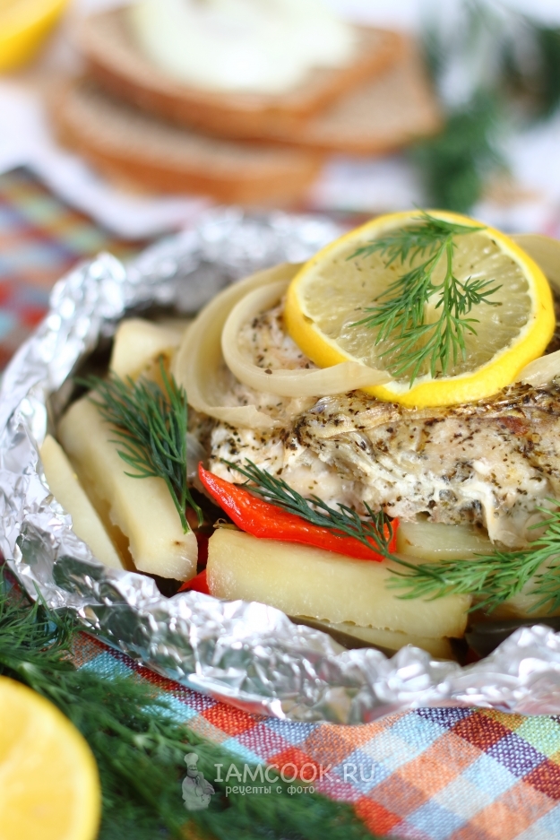 Συνταγή για ψάρια με πατάτες σε φύλλα στο φούρνο