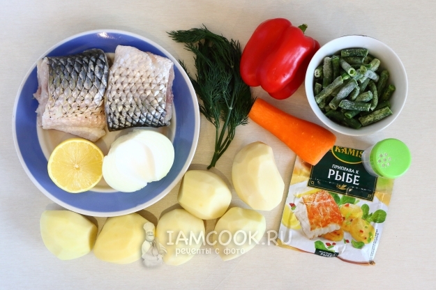鱼的成分用在箔中的土豆在烤箱里