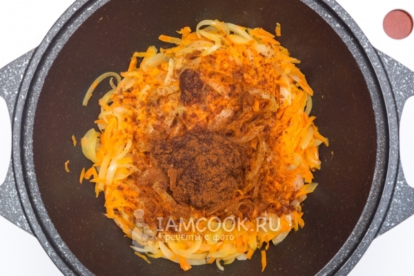 Goreng bawang dengan wortel dan rempah-rempah