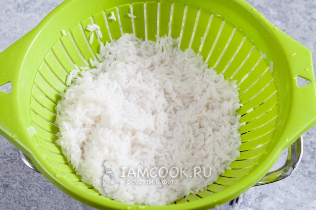 冲洗米饭。