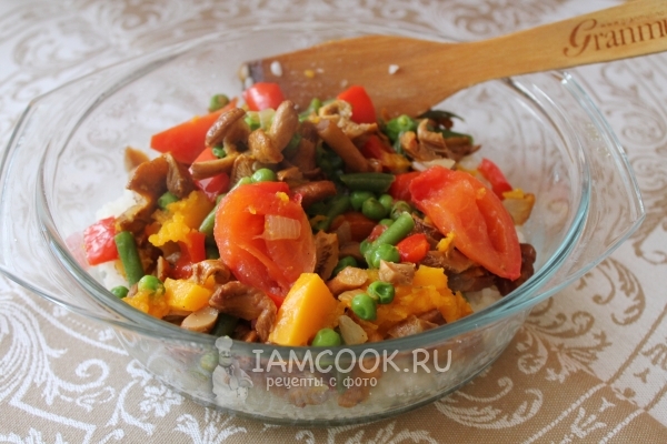 चावल में मशरूम के साथ सब्जियां रखो