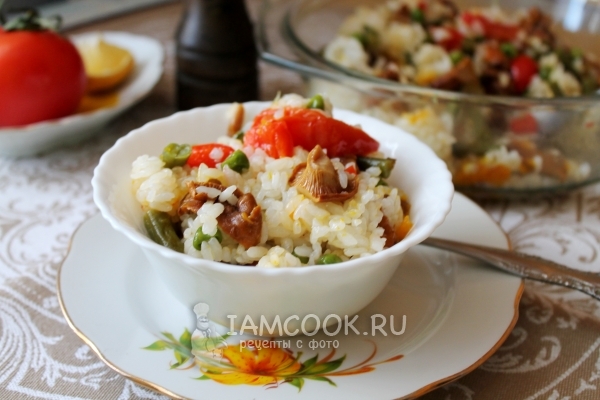 मशरूम और सब्जियों के साथ चावल का फोटो
