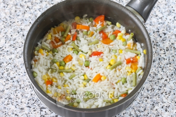 Kog ris med grøntsager