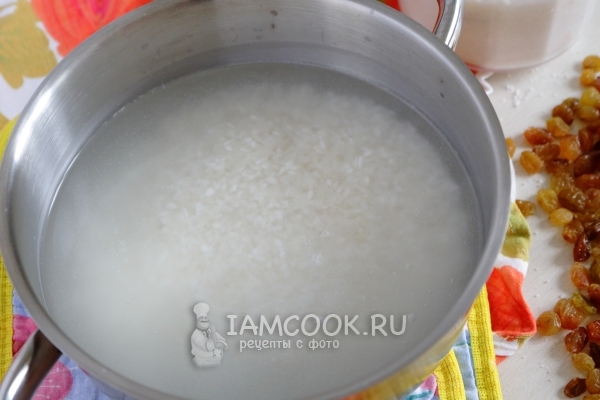 ضع الأرز في وعاء من الماء