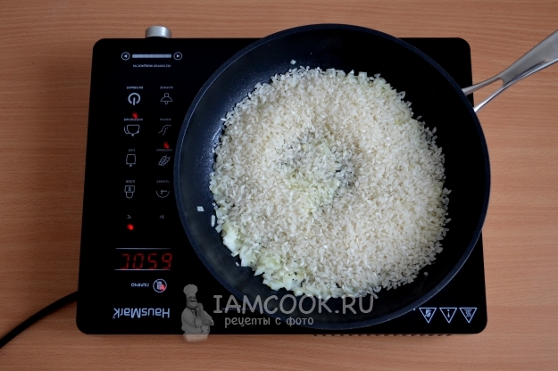 倒米饭
