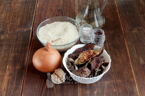 Ingredienti per risotto con funghi bianchi secchi