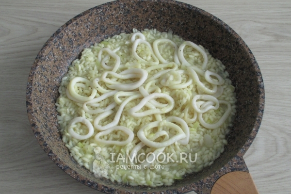 Cook rice with squid