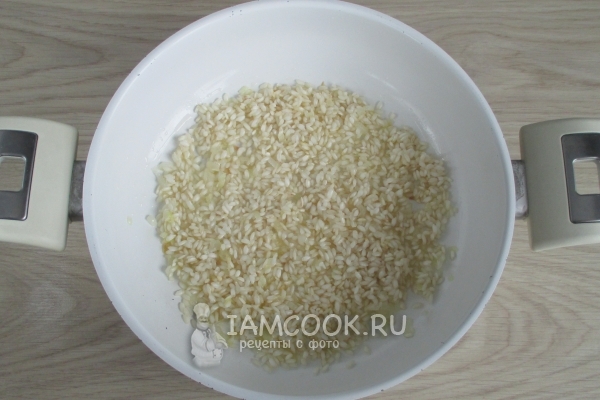 Freír el arroz con cebolla