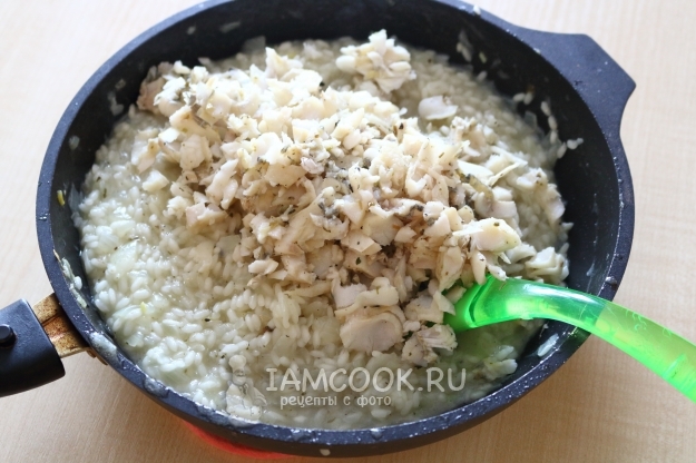 Stavite ribu na rižu