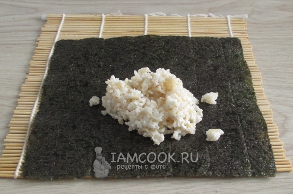 कुटीर चीज़ के साथ चावल की चादर पर रखो