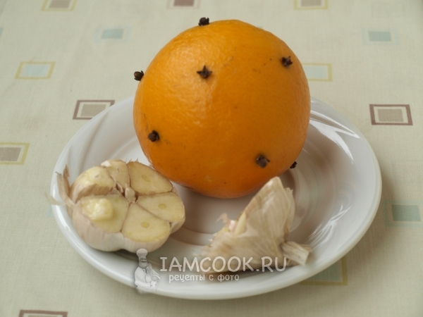 Inserta un clavel en una naranja