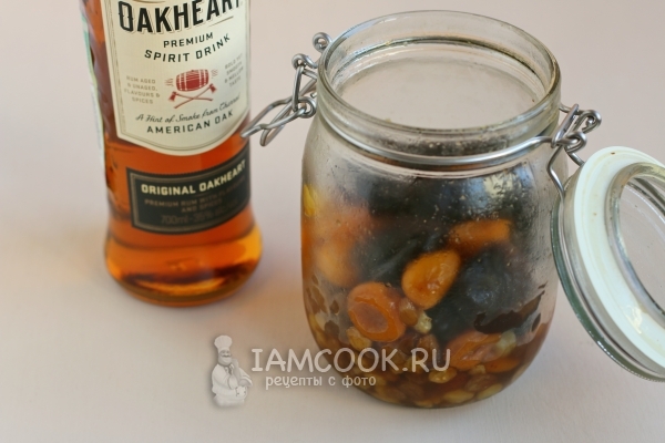Fill the dried fruit with alcohol