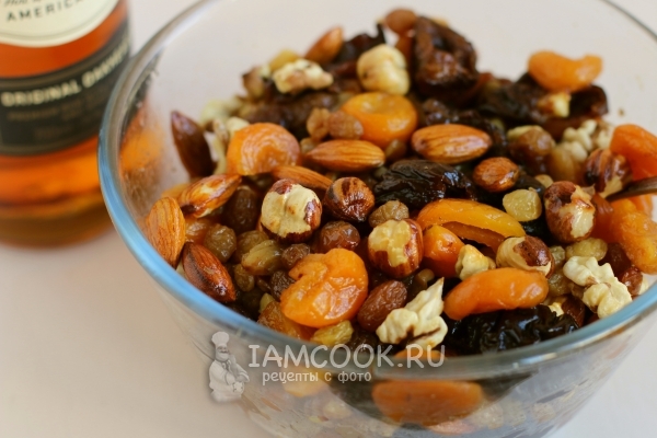 Combine nuts with dried fruits