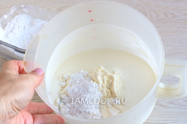 Combine crema, queso y azúcar en polvo