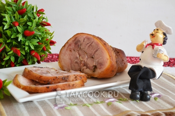 Foto eines Schweinefleischschaftes backte im Ofen in der Folie