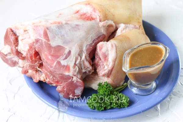Ingredientes para nudillo de cerdo cocido en el horno en la manga