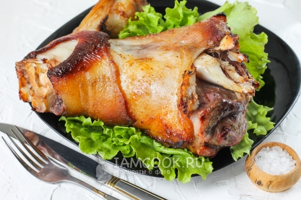 صورة لمفصل لحم الخنزير المخبوز في الفرن في الأكمام