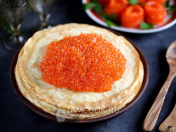 Panqueques rusos con caviar rojo