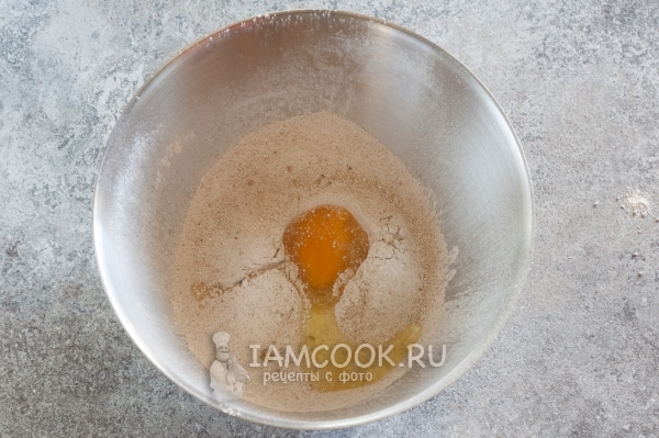 Tambahkan telur dan tepung