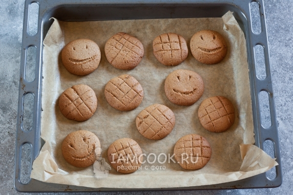 Завършени бисквитки с бисерни бисквити в домашното брашно