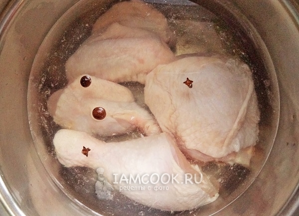 Hervir el pollo con pimienta y clavo