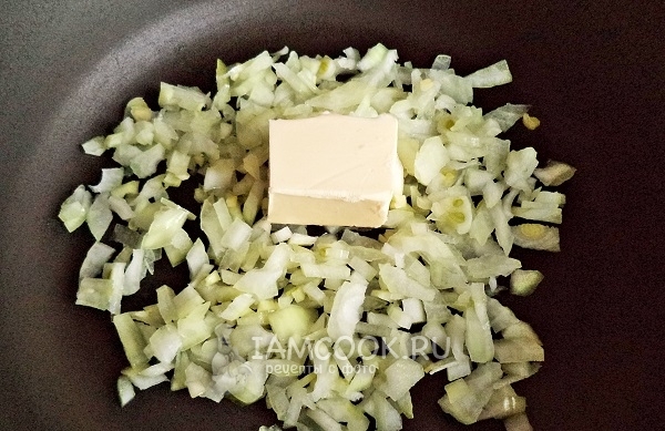 Cibuli a máslo vložte do pánve