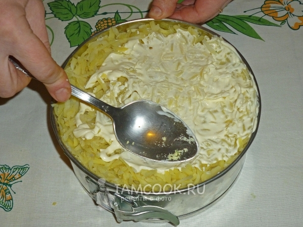 Namočte vrstvu brambor s majonézou