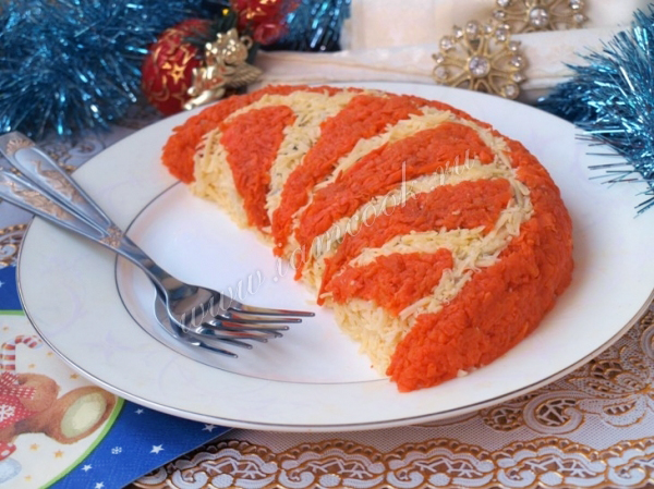 Ensalada de Año Nuevo en forma de una rodaja de naranja