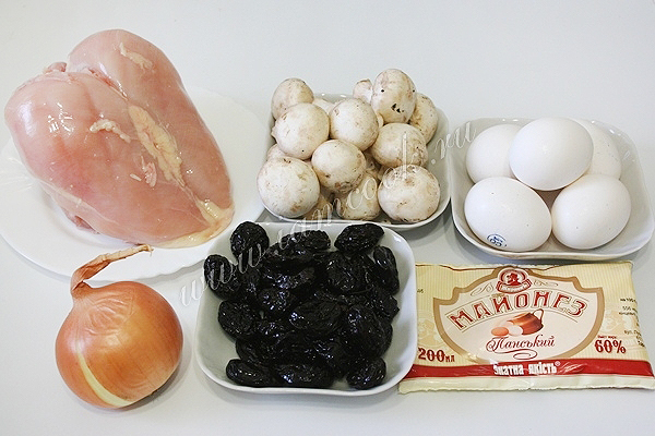 Ingredientes para ensalada Abedul blanco con pollo y ciruelas pasas