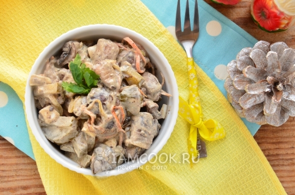 沙拉“Belorussky”与肝和蘑菇的照片