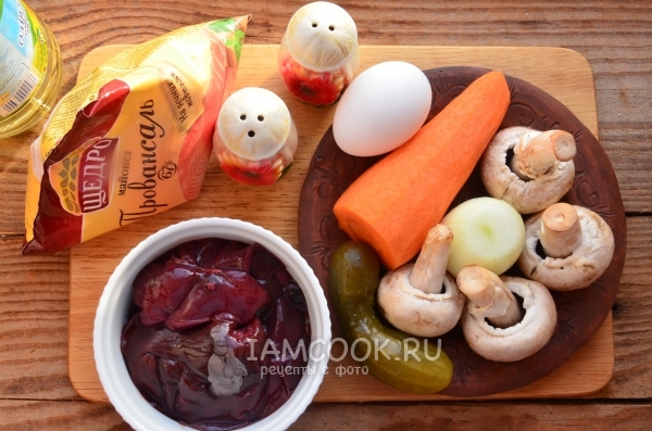 “Belorussky”沙拉搭配肝和蘑菇的配料