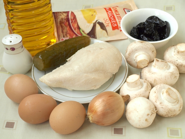 Συστατικά για σαλάτα Beryozka με φιλέτο κοτόπουλου και δαμάσκηνα