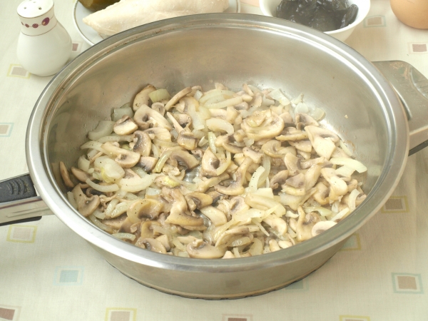 Smažte houby s cibulí