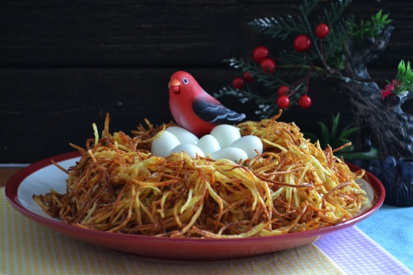 沙拉的照片“木松鸡巢”与熏鸡