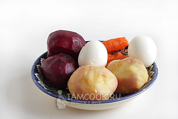 उबाल लें और सब्जियां और अंडे छीलें