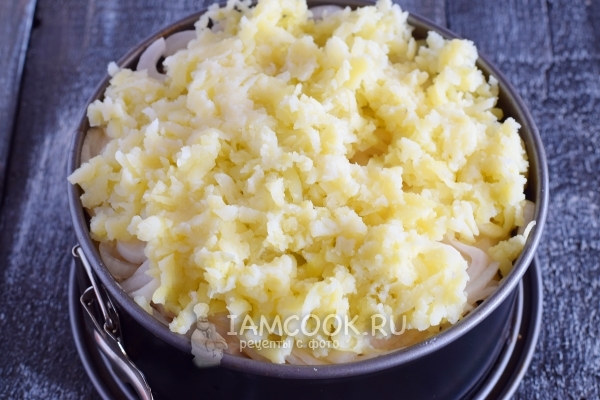 Coloque una capa de cebollas, huevos y patatas