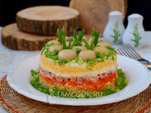 Зеленчукова салата с шунка и сирене